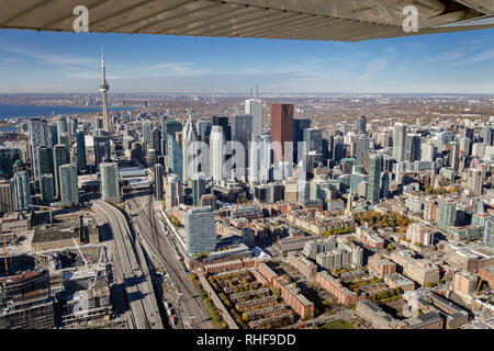 Una veduta aerea del centro cittadino di Toronto e da est. Foto Stock