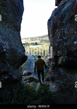 Uomo che passeggia attraverso Hanging Rock in Macedon, Victoria, Australia Foto Stock