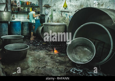 I giovani lavorano duro all'interno del dharavi slum di Mumbay Foto Stock