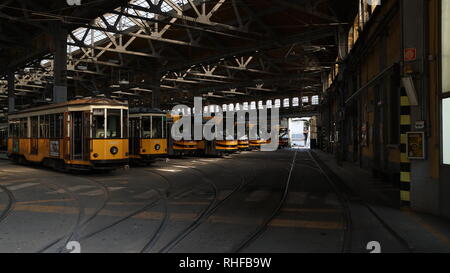 Il tram il parcheggio nella stazione di deposito di Milano Foto Stock