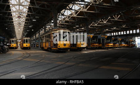 Il tram il parcheggio nella stazione di deposito di Milano Foto Stock