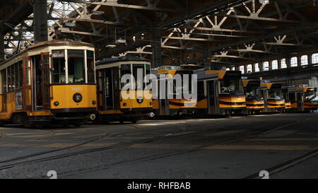 Il tram il parcheggio nella stazione di deposito di Milano Foto Stock