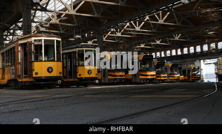 Il tram il parcheggio nella stazione di deposito di Milano Foto Stock