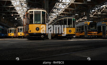 Il tram il parcheggio nella stazione di deposito di Milano Foto Stock