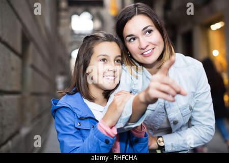 Sorride mostrando di madre in figlia interessante vista durante il tour Foto Stock