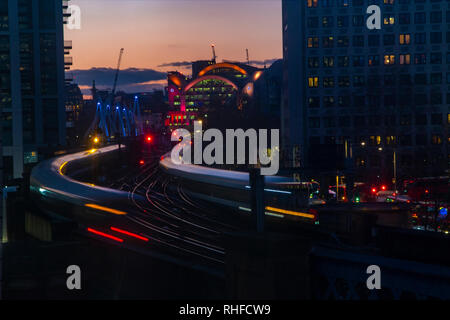 Treni in partenza da e per la stazione di Charing Cross a Londra di notte Foto Stock