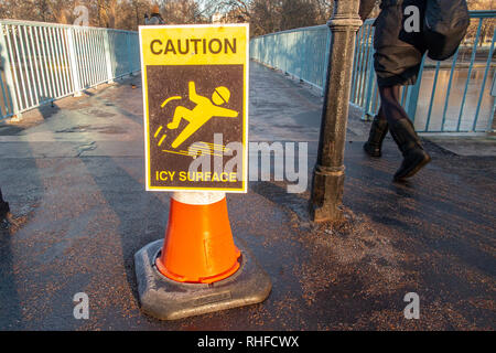 Un avvertimento su ghiaccio scivoloso su un ponte di St James Park, Londra in inverno Foto Stock