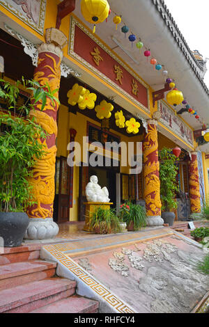 L'ingresso alla Chua Phap Bao Pagoda nel centro storico UNESCO di cui centrale città vietnamita di Hoi An Foto Stock