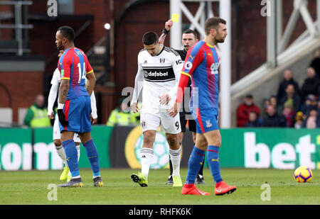 Il palazzo di cristallo di Jordan Ayew (sinistra) riceve un Cartellino Giallo da arbitro Michael Oliver durante il match di Premier League a Selhurst Park, Londra. Foto Stock