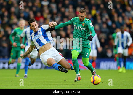 Brighton & Hove Albion Lewis Dunk (sinistra) e Watford's Gerard Deulofeu battaglia per la palla durante il match di Premier League al AMEX Stadium, Brighton. Foto Stock