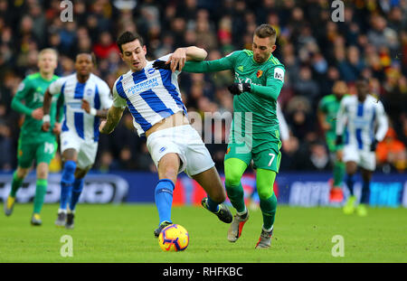 Brighton & Hove Albion Lewis Dunk (sinistra) e Watford's Gerard Deulofeu battaglia per la palla durante il match di Premier League al AMEX Stadium, Brighton. Foto Stock