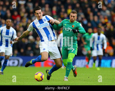 Brighton & Hove Albion Lewis Dunk (sinistra) e Watford's Gerard Deulofeu battaglia per la palla durante il match di Premier League al AMEX Stadium, Brighton. Foto Stock