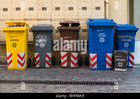 Con codifica a colori degli scomparti di riciclaggio in Italia Foto Stock