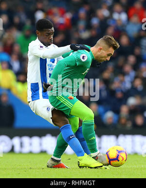 Brighton & Hove Albion di Yves Bissouma (sinistra) sfide Watford's Gerard Deulofeu durante il match di Premier League al AMEX Stadium, Brighton. Foto Stock