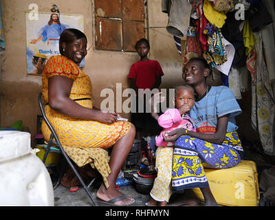 KENYA Mombasa, la baraccopoli del Bangladesh. Caroline Osong, assistente sociale dal Bangladesh clinic visitando i pazienti nelle loro case. Qui con Caroline Wanza chi è sieropositivo e sua figlia Juliana, 15, baby e Maria. Foto Stock
