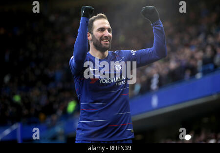 Chelsea di Gonzalo Higuain punteggio celebra il suo lato del primo obiettivo del gioco durante il match di Premier League a Stamford Bridge, Londra. Foto Stock