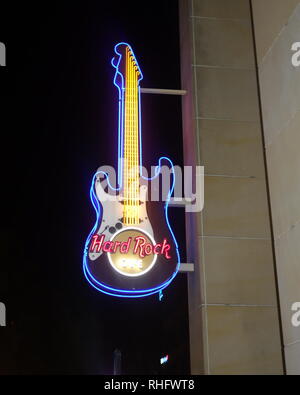 L'insegna al neon sopra l'Hard Rock Cafe nel quartiere dello shopping del centro di Colonia. Foto Stock