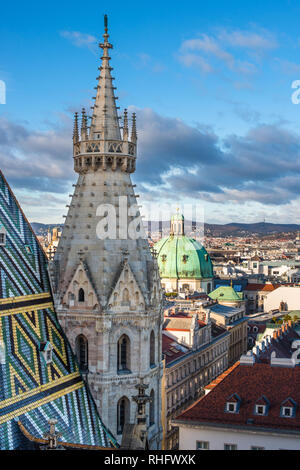 Vista in elevazione dal Duomo di Santo Stefano (Stephansdom) torre nord di Vienna in Austria. Foto Stock