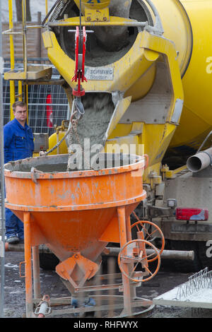 Neuwied, Germania - 1 Febbraio 2019: un trucker è in attesa fino a quando i flussi mortale da un mortaio transporter in un silo di cemento Foto Stock