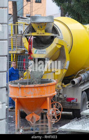 Neuwied, Germania - 1 Febbraio 2019: un trucker è in attesa fino a quando i flussi mortale da un mortaio transporter in un silo di cemento Foto Stock