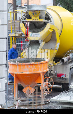 Neuwied, Germania - 1 Febbraio 2019: un trucker è in attesa fino a quando i flussi mortale da un mortaio transporter in un silo di cemento Foto Stock