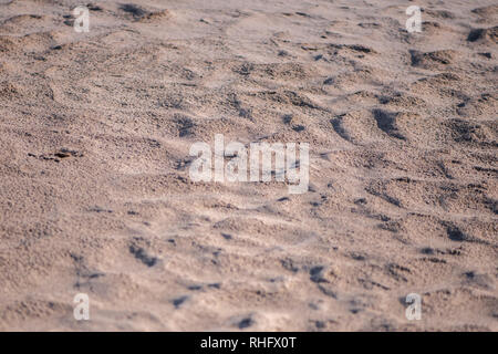 La sfocatura dello sfondo astratto sabbia. La texture di spiaggia di sabbia sul resort tropicale Foto Stock