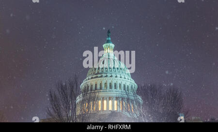 Fiocchi di neve cadono oltre gli Stati Uniti Campidoglio cupola come una tempesta di neve passa attraverso la zona di Washington D.C. Foto Stock