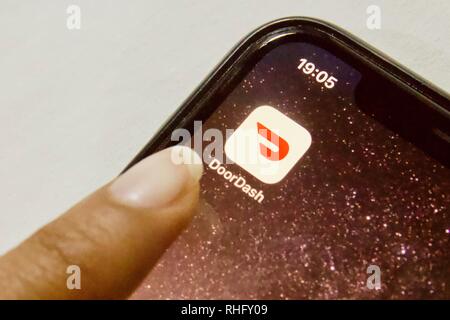 DoorDash su un iPhone X contro uno sfondo bianco. DoorDash è un cibo servizio consegna in Stati Uniti Foto Stock