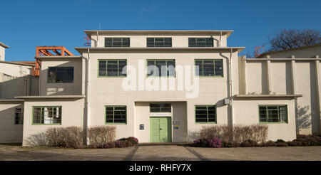 Ristrutturato edificio art deco Q136 che conteneva una galleria del vento a Farnborough Airfield, ora Farnborough Business Park, di proprietà di SEGRO. Foto Stock