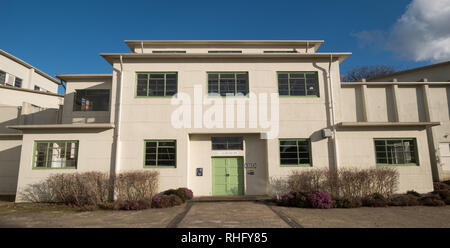 Ristrutturato edificio art deco Q136 che conteneva una galleria del vento a Farnborough Airfield, ora Farnborough Business Park, di proprietà di SEGRO. Foto Stock