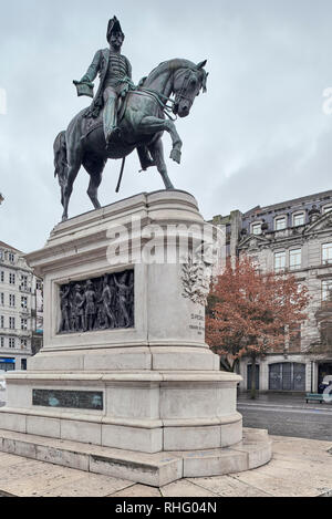 Statua equestre di re Pedro IV nella Plaza de la Libertad nella città di Porto, Portogallo, Europa Foto Stock