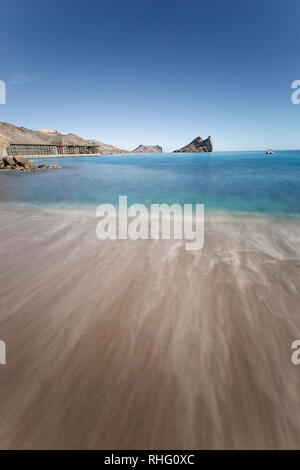 La spiaggia di le cucine del Hornillo, situato nella Costa C ida del comune di Águilas, provincia di Murcia, Spagna. Si trova lungo una Foto Stock