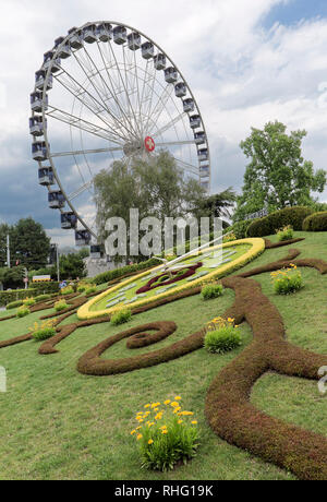 L'Horloge Fleurie, o l'orologio di fiori, è un esterno di orologio di fiori situato sul lato occidentale del Jardin Anglais park a Ginevra, Svizzera. Foto Stock