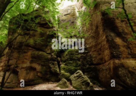 Enorme monumento di pietra arenaria circondato da alberi in Sassonia svizzera. Foto Stock