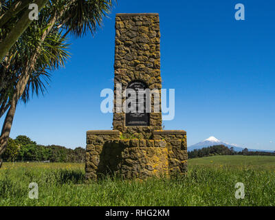 War Memorial Cairn a Turuturu Mokai battlefield, con Taranaki mountain in background, Hawera, Sud Taranaki, Nuova Zelanda Foto Stock