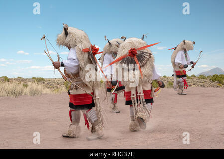 Albuquerque, NM, Stati Uniti d'America. Foto scattata 05/26/2018. Nativi americani ballerini cerimoniali. in autentici costumi Foto Stock