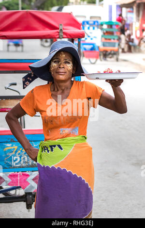 Toliara, Madagascar - Gennaio 10th, 2019: un locale donna malgascia di vendita di alimenti le strade al mercato di Toliara, Madagascar. Foto Stock