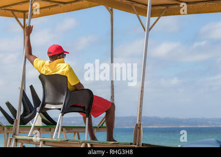 Durban, Sud Africa - Gennaio 7th, 2019: un sudafricano bagnino maschio guardando il mare a Durban, Sud Africa. Foto Stock