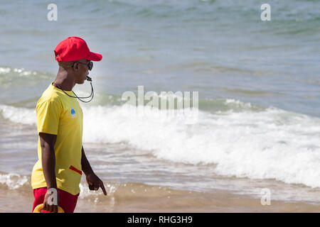 Durban, Sud Africa - Gennaio 7th, 2019: un sudafricano bagnino maschio guardando e avviso di persone in una spiaggia a Durban, Sud Africa. Foto Stock