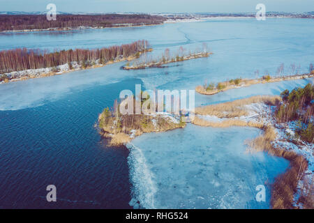 Vista aerea del lago ghiacciato. Paesaggio invernale. Paesaggio foto catturate con drone sopra il paese delle meraviglie invernali. Foto Stock