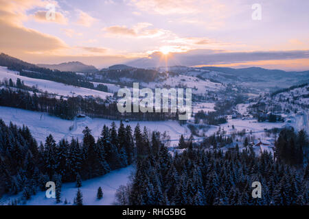Paesaggio invernale in Slesia montagne Beskids. Vista da sopra. Paesaggio foto catturate con drone. La Polonia, l'Europa. Foto Stock