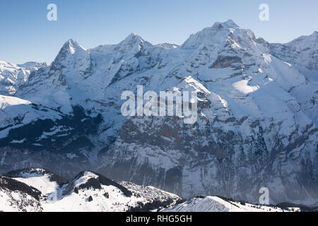 Le famose montagne in Svizzera Monaco Eiger e Jungfrau, sotto nella foto il villaggio di montagna mürren che può essere raggiunto solo con la aeria Foto Stock