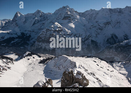 Le famose montagne in Svizzera Monaco Eiger e Jungfrau, sotto nella foto il villaggio di montagna mürren che può essere raggiunto solo con la aeria Foto Stock