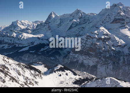 Le famose montagne in Svizzera Monaco Eiger e Jungfrau, sotto nella foto il villaggio di montagna mürren che può essere raggiunto solo con la aeria Foto Stock