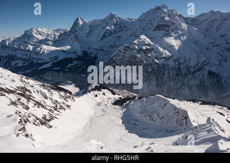 Le famose montagne in Svizzera Monaco Eiger e Jungfrau, sotto nella foto il villaggio di montagna mürren che può essere raggiunto solo con la aeria Foto Stock