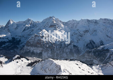 Le famose montagne in Svizzera Monaco Eiger e Jungfrau, sotto nella foto il villaggio di montagna mürren che può essere raggiunto solo con la aeria Foto Stock