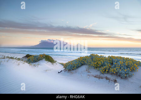 Tramonto a Città del Capo e di Table Mountain da Blouberg Beach Foto Stock