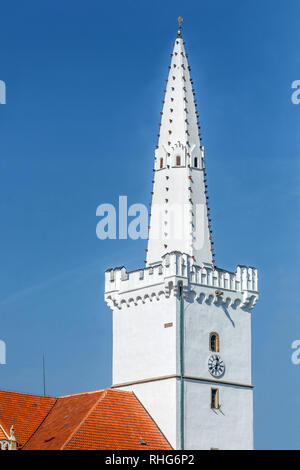 Bellissima gotica della Torre del Municipio guglia Steeple, Kadan, Repubblica Ceca Foto Stock