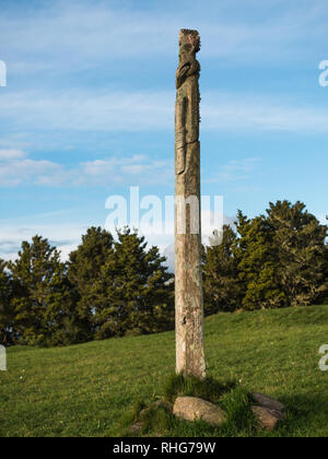 Vecchio pou whenua intagliata in legno post, segnando il campo di battaglia in cui il sangue è stato sparso come wahi tapu luogo sacro, Ruapekapeka, Northland e Nuova Zelanda Foto Stock