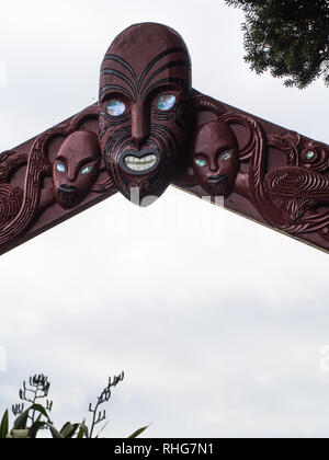 Dettaglio del waharoa gateway scolpito raffigurante Te Ruki Kawiti, leader dei guerrieri che hanno difeso Ruapekapeka. Northland e Nuova Zelanda Foto Stock